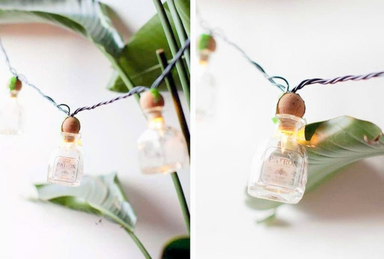 Romantische Balkon Deko selber machen - Lichterkette mit kleinen Flaschen zur Beleuchtung