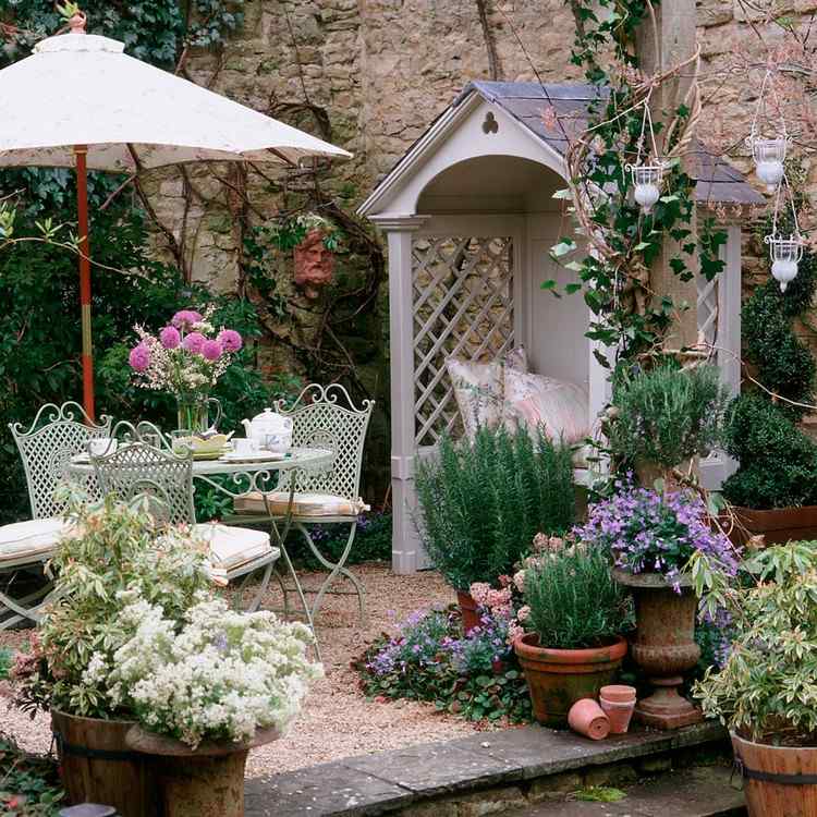 Romantischer Garten im Cottage-Stil mit kleiner Terrasse und Häuschen