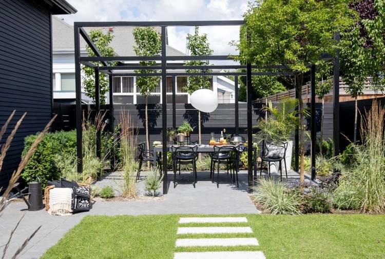 Schwarze Metallkonstruktion über der Terrasse im modernen Stil
