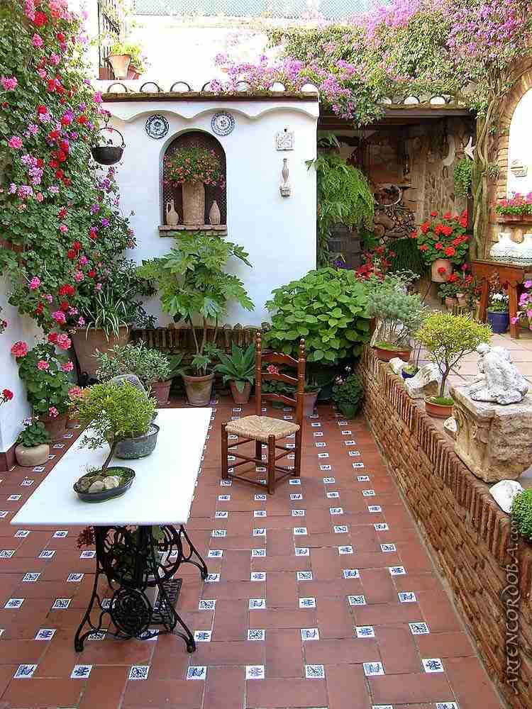 Terrasse mediterran gestalten mit Terrakotta Bodenbelag