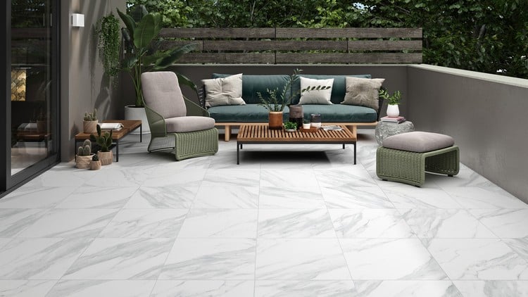 Terrasse mit Marmorplatten elegant-modern gestalten
