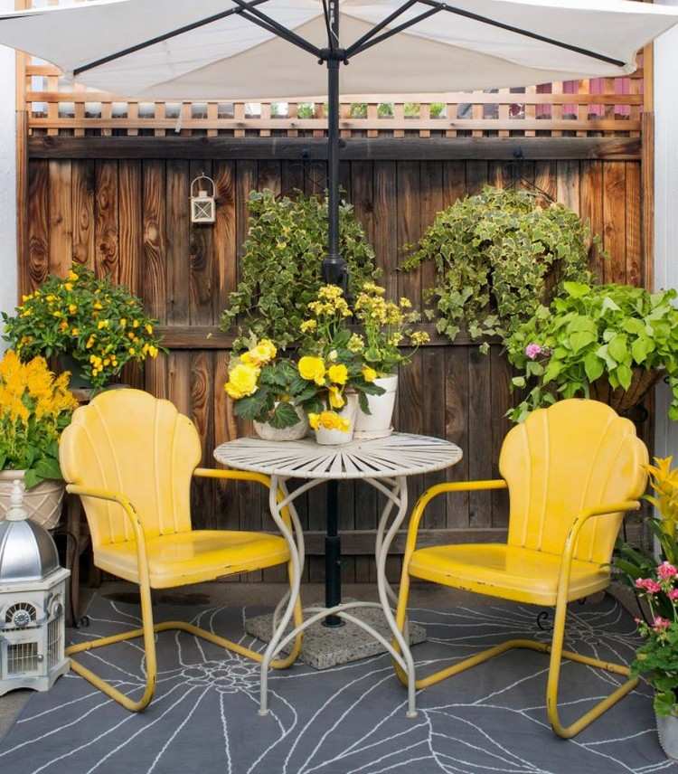 Terrasse mit italienischem Flair dekorieren blühende Pflanzen Holzzaun