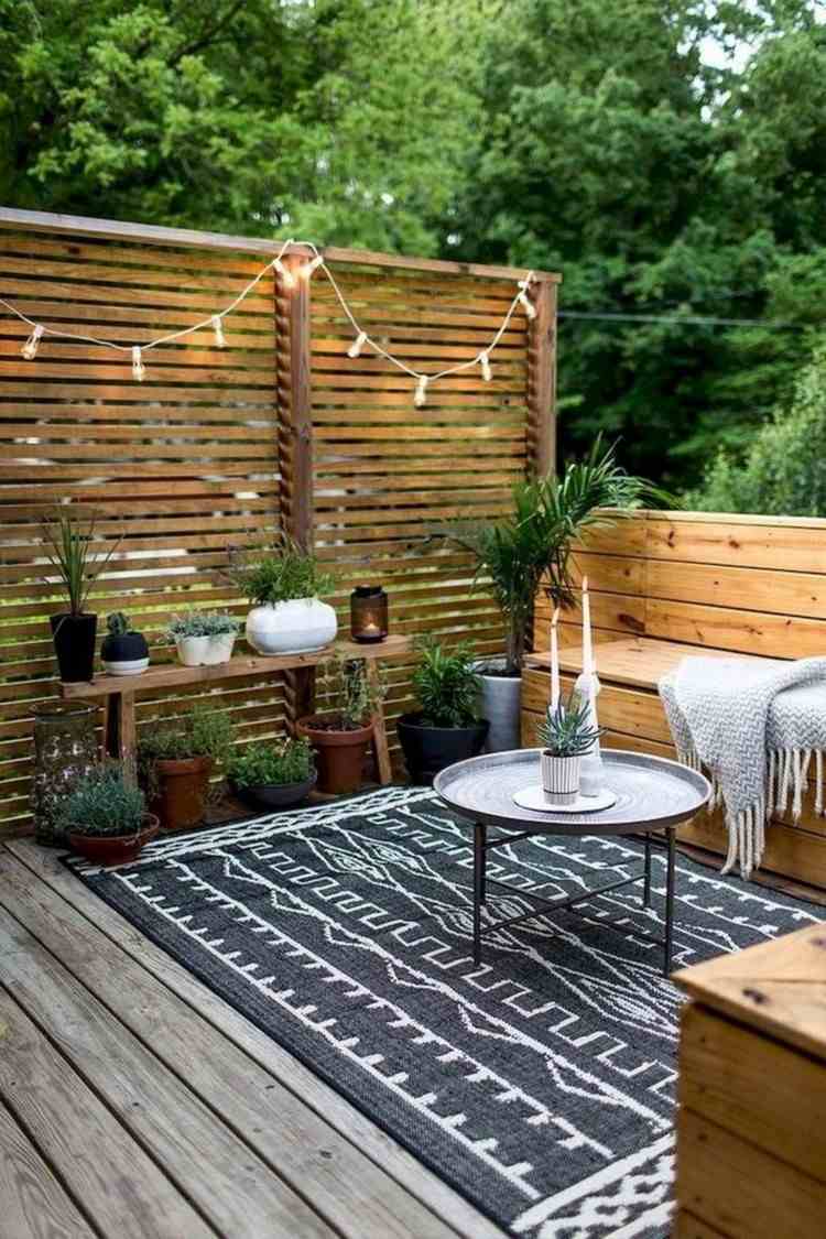 Terrassengestaltung Ideen für Deko mit Lichterkette Kerzen und Pflanzen