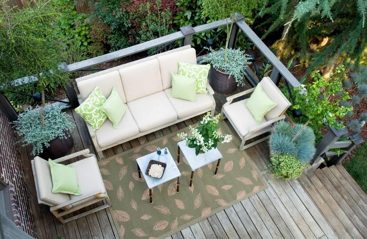 Terrassengestaltung Ideen mit Outdoor Lounge mit grünen Akzenten