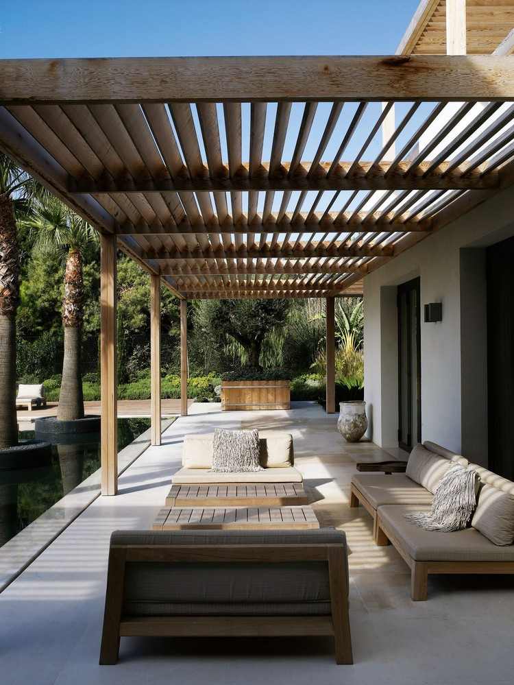 Terrassengestaltung elegant-modern mit Überdachung und Möbel in erdigen Tönen