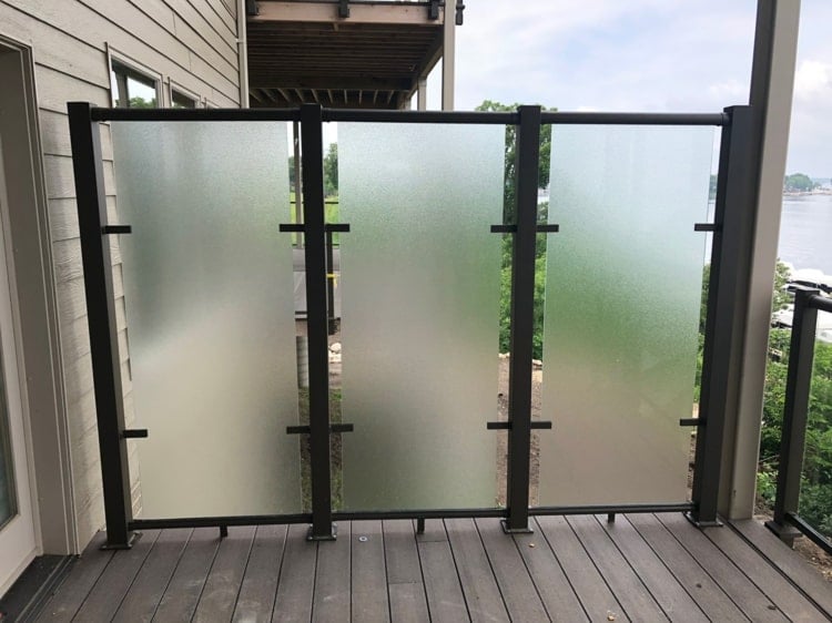 Terrassentrennwand Ideen aus Glas für bedingten Sichtschutz auf erhöhter Terrasse