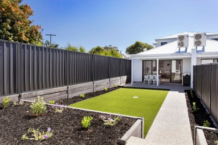 Terrassentrennwand Ideen für schmale Gärten mit Metallzäunen