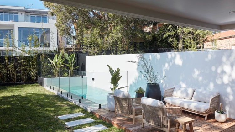 Terrassentrennwand Ideen mit Mauer für Sitzbereich und Pool
