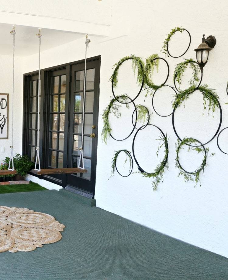 Terrassenwand Deko - Hula Hoop Reifen in Gruppen arrangieren und mit Pflanzen dekorieren