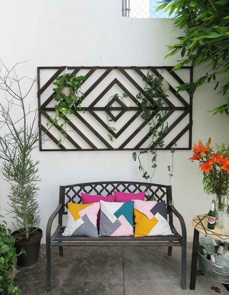Terrassenwand Deko aus Holzleisten zum Aufhängen von Pflanzen