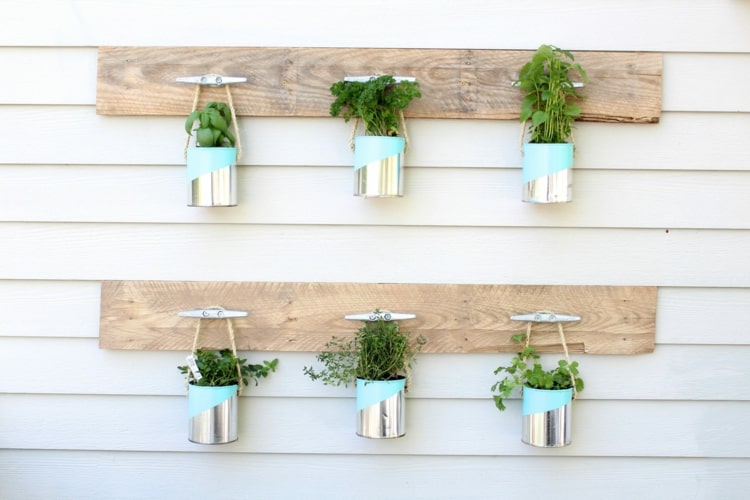 Terrassenwand begrünen - Einfache DIY Idee mit Brettern, Schranktürgriffen und Gewürzen