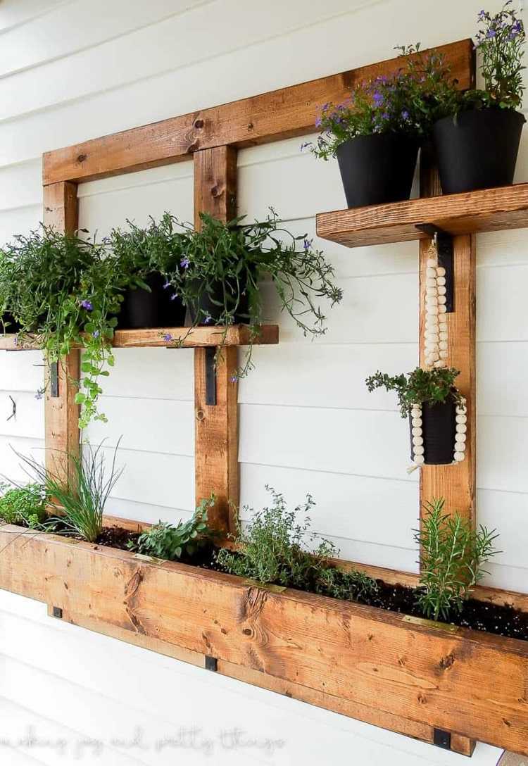 Terrassenwand begrünen mit Gewürzpflanzen - Aus Paletten oder Altholz Regale bauen