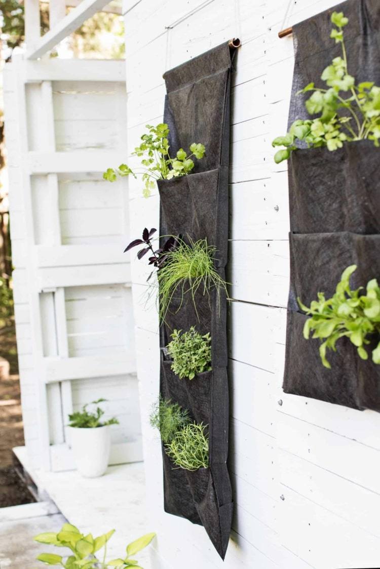 Terrassenwand begrünen mit Pflanztaschen - Nützliche Wanddeko schnell und einfach installiert