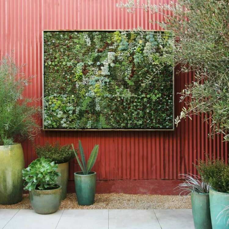 Terrassenwand begrünen mit vertikalem Garten im Rahmen für moderne Terrassen