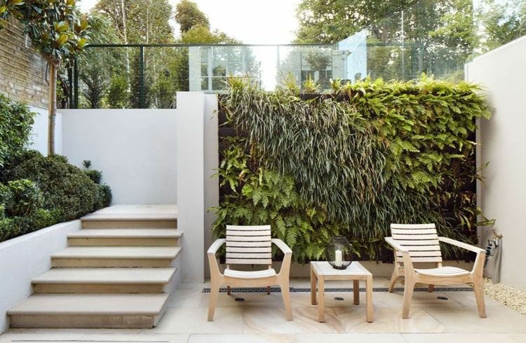 Üppig begrünte Terrassen mit vertikalen Gärten für modernen Stil
