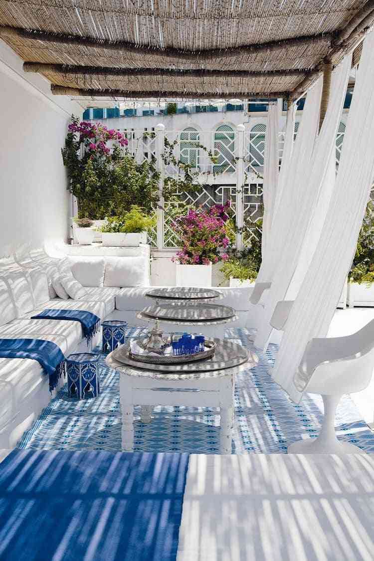 Urlaubsflair auf der Terrasse mit weißen Möbeln und blauen Farbakzenten
