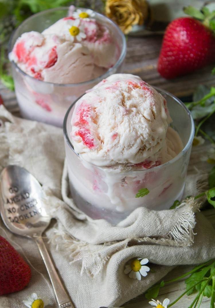 Vanilleeis mit Erdbeeren und Minze zubereiten im Thermomix