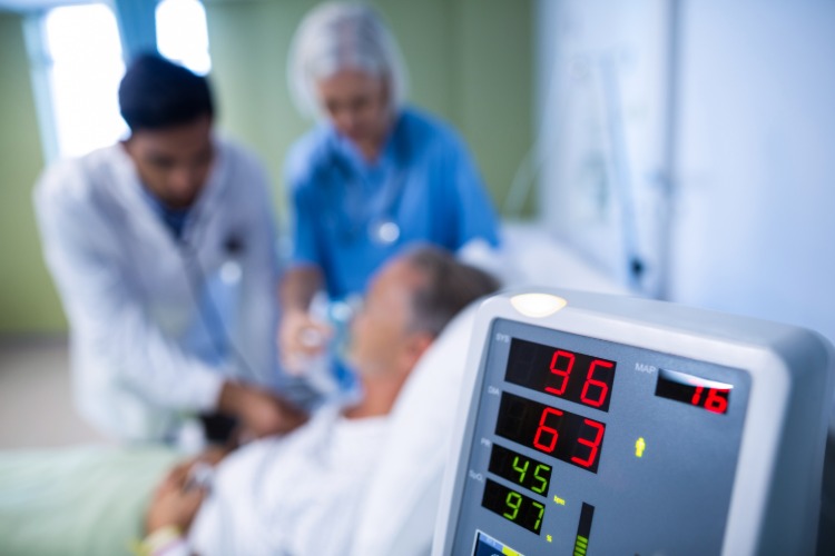 ärzte untersuchen herzpatient im krankenhaus auf mögliche kardiovaskuläre erkrankungen