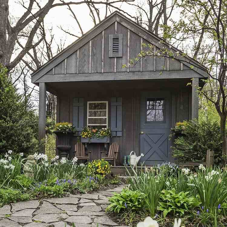 altes Gartenhaus von außen verschönern Ideen