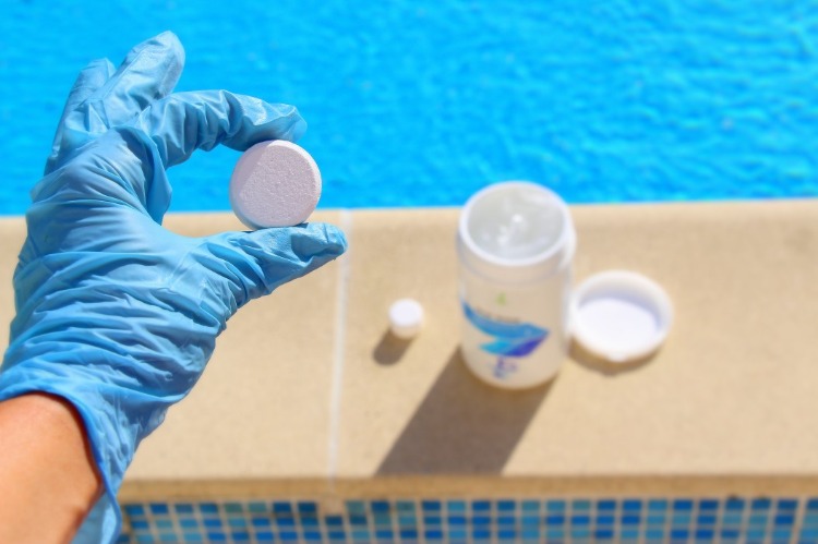 chlor im schwimmbad kann nicht sowohl poolwasser desinfizieren als auch coronavirus neutralisieren