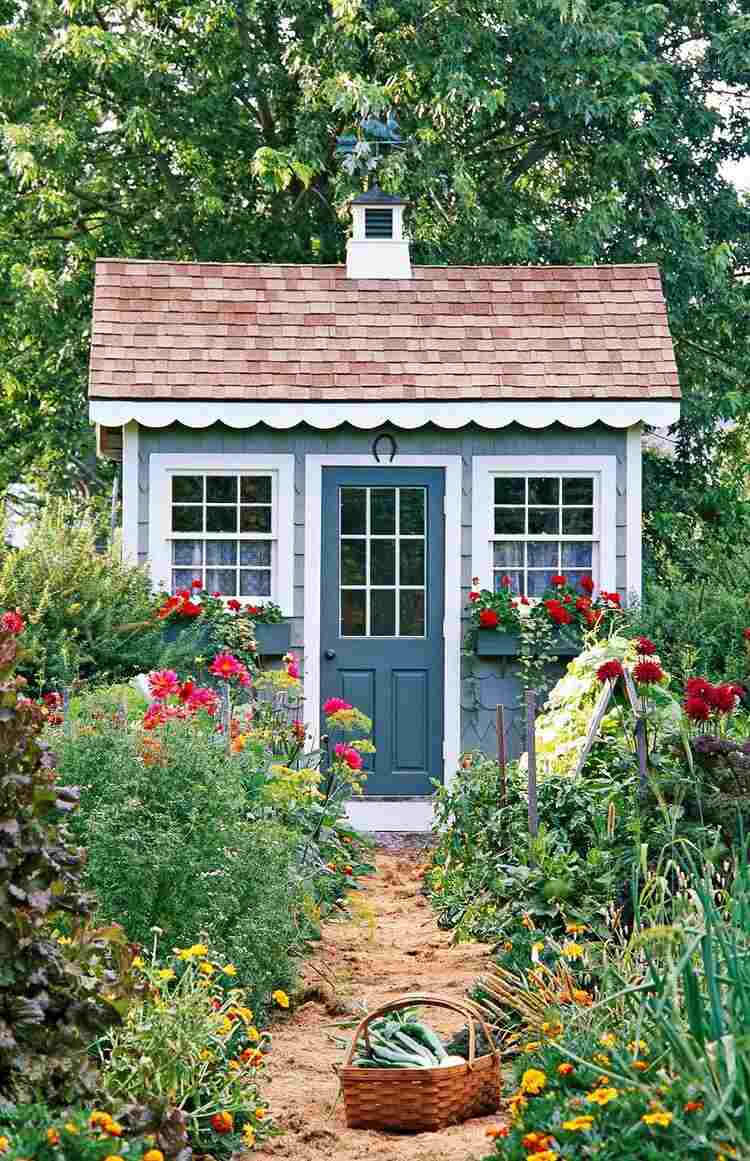 kleines Gartenhaus aus Holz außen gestalten