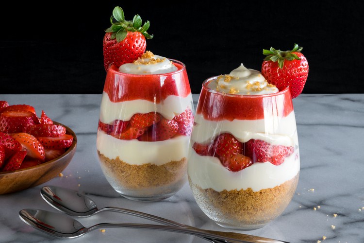schnelle Desserts ohne Backen Erdbeer Tiramisu im Glas Rezept