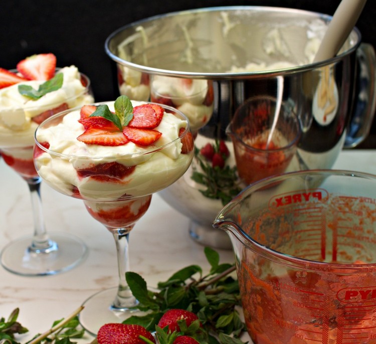 vegane Desserts ohne Zucker Erdbeer Tiramisu im Glas ohne Eier