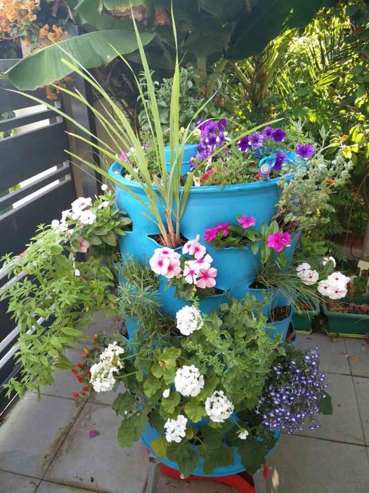 vertikales Hochbeet mit Blumen für Balkon und Terrasse