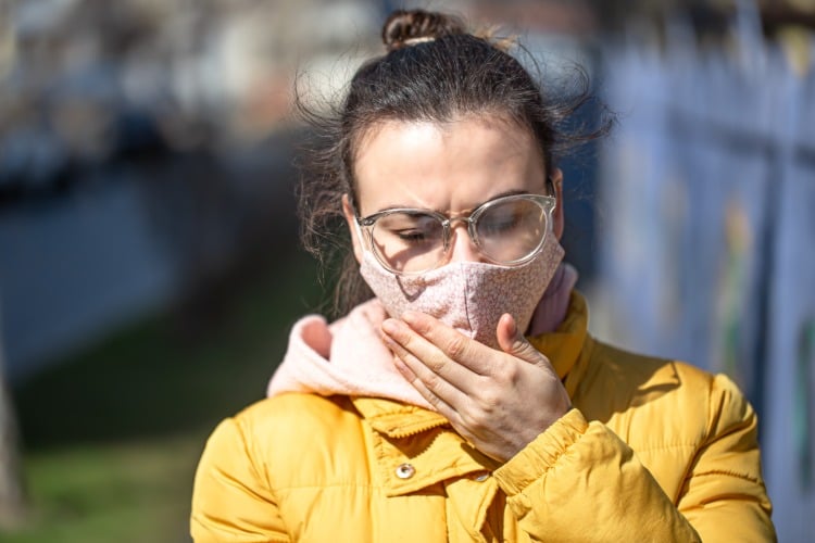 warum menschen mit coronavirus geruchsverlust oder anosmie bekommen und nichts riechen können