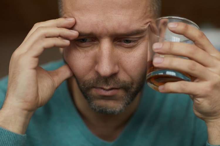Alkohol wirkt sich negativ auf den Blutdruck aus und sollte gemieden werden