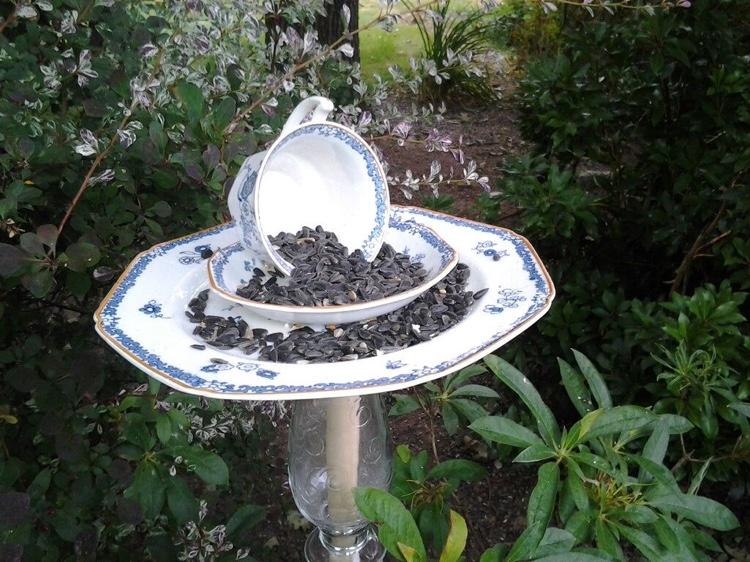 Alte Teller und Tassen in Vogelfutterhaus verwandeln
