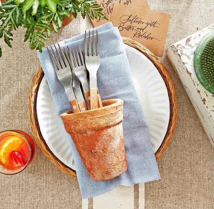 Alternative zu Bestecktaschen- Blumentopf aus Ton als Tischdeko