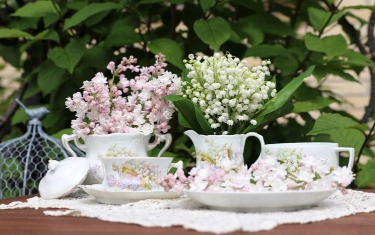 Altes Geschirr bepflanzen Gartendeko im Shabby Chic Stil welche Blumen