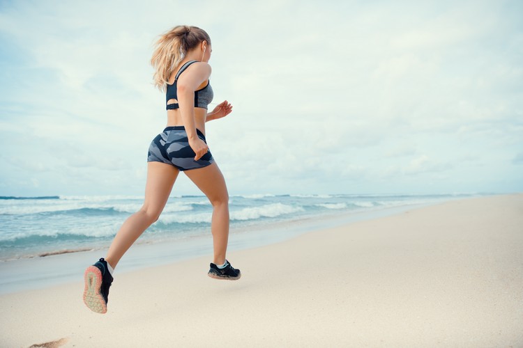 Am Strand trainieren gesund wie schneller braun werden