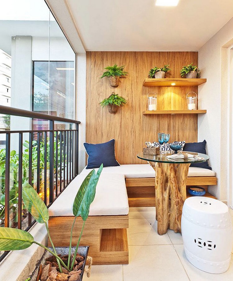 Balkon Lounge klein gestalten mit Sitzbank und Holzwand