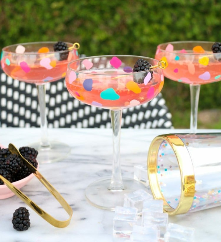 Bastelideen für Gartenparty - Cocktailgläser mit Folie dekorieren
