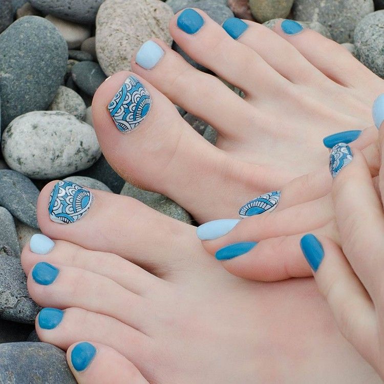 Blaue Nageldesigns für den Sommer schöne Fußnägel Farbe 2021