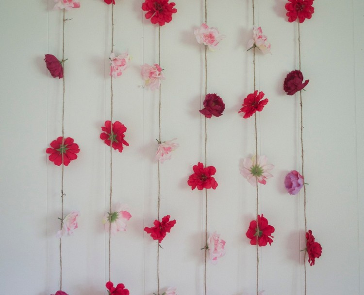 Blumengirlanden basteln zum Aufhängen Idee für Foto-Hintergrund