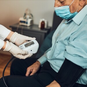 Bluthochdruck bei älteren Männern erhöht das Risiko für Dementia und Alzheimer