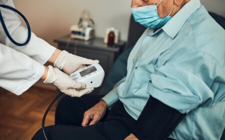 Bluthochdruck bei älteren Männern erhöht das Risiko für Dementia und Alzheimer