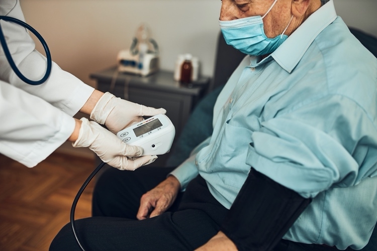 Bluthochdruck bei älteren Männern erhöht das Risiko für Dementia und Alzheimer