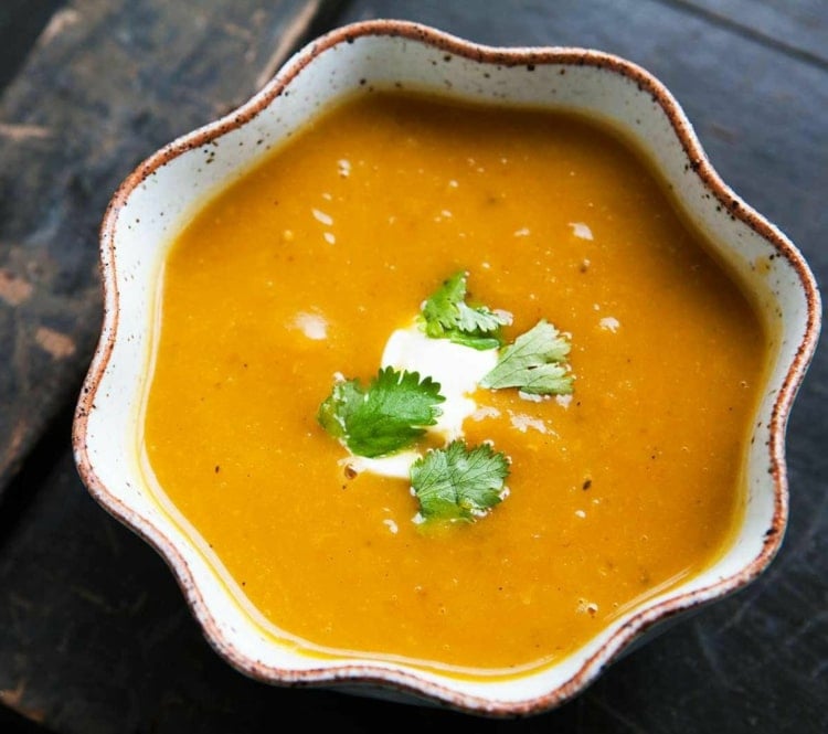 Curry-Ingwer-Suppe als Vorspeise oder leichtes Sommeressen mit blutdrucksenkendem Effekt