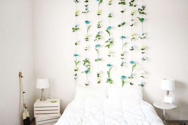 DIY Blumenwand über Bett Idee für Sommerdeko im Schlafzimmer