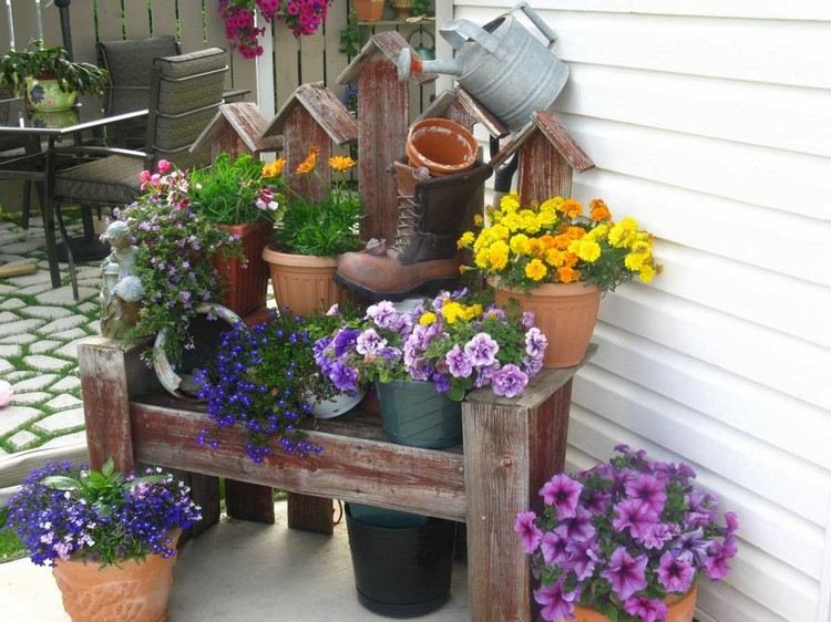 DIY Deko für draußen im Sommer Holzbank mit Blumen in Töpfen