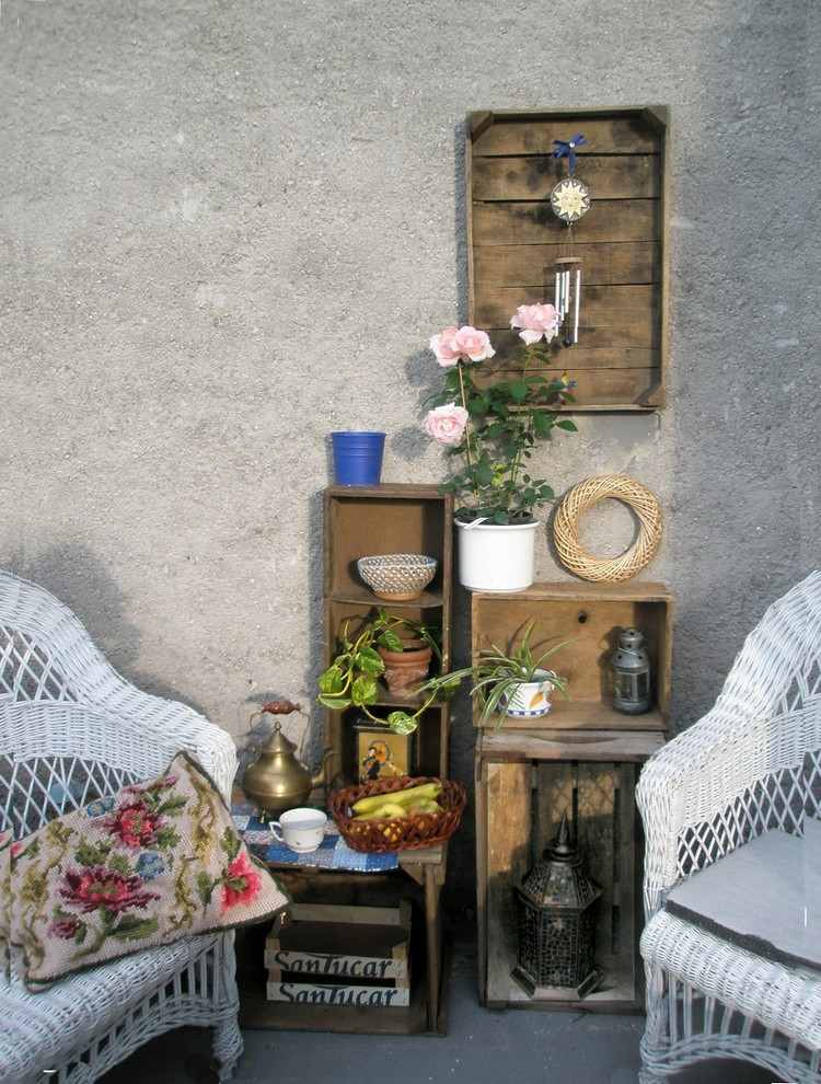 DIY Sommerdeko für Terrasse Holzkisten an der Wand dekorieren