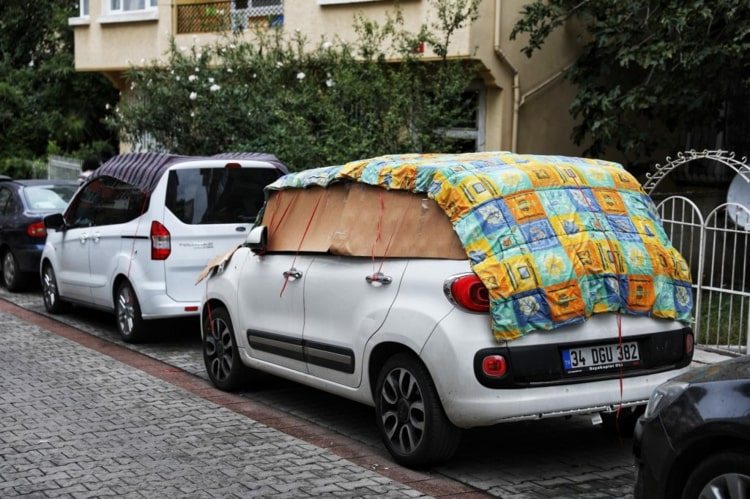 Decke und Pappe als Autoabdeckungen bei fehlender Garage oder Carport