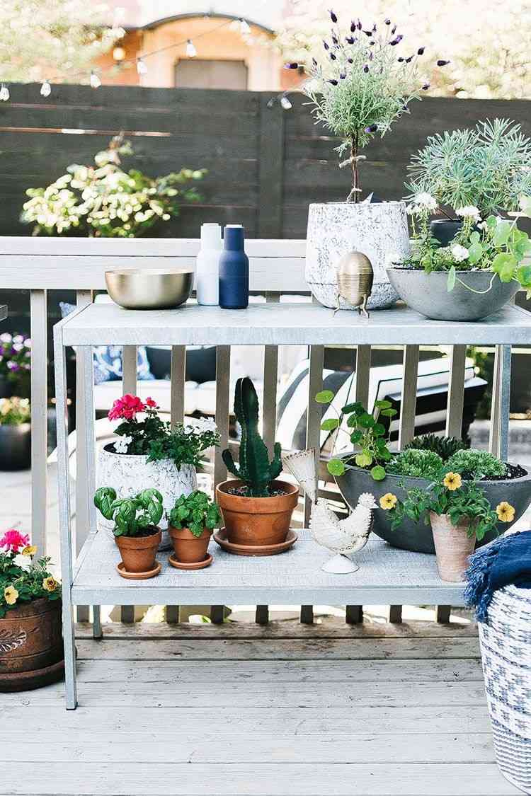 Deko für Terrasse im Sommer Beistelltisch mit Blumentöpfen