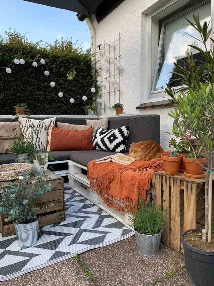 Deko für Terrassen im Sommer Palettensofa mit Kissen Lichterkette