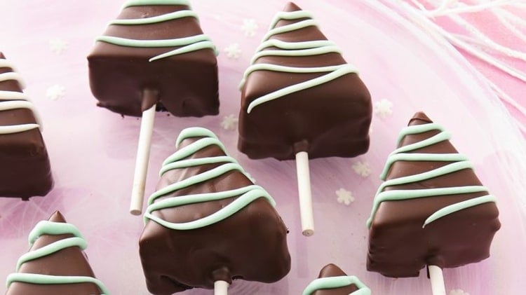 Dreieckige Cheescake Sticks mit weißer Schokolade verziert