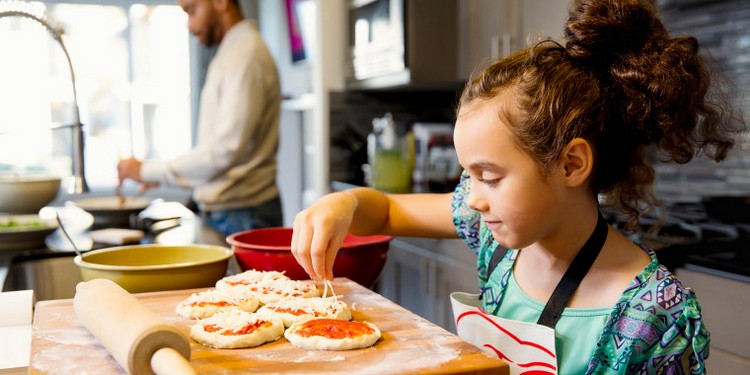 Einfache Rezepte wie Mini Pizza mit Kind zubereiten